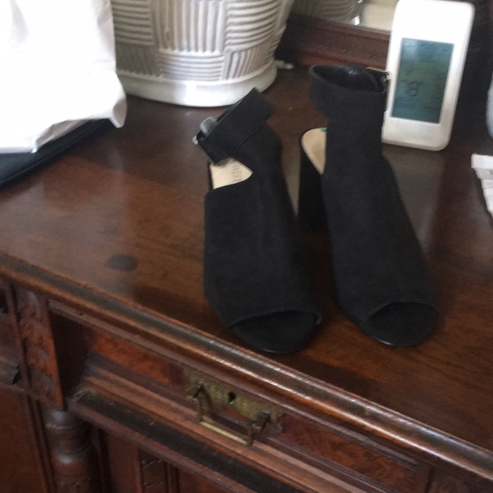 Nine West  suede block heel sandals. Excellent condition Black Suede.  Size 8